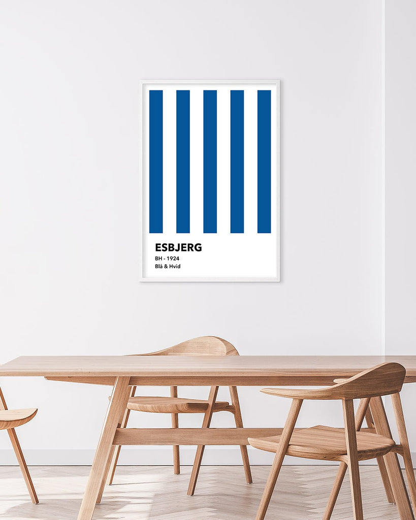 En Esbjerg F.B. fodbold plakat med deres blå og hvide striber fra Colors kollektionen hængende i en stue - Olé Olé