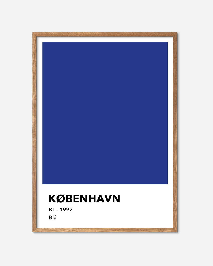 En F.C. København fodbold plakat med deres blå farve fra Colors kollektionen i en egetræsramme - Olé Olé