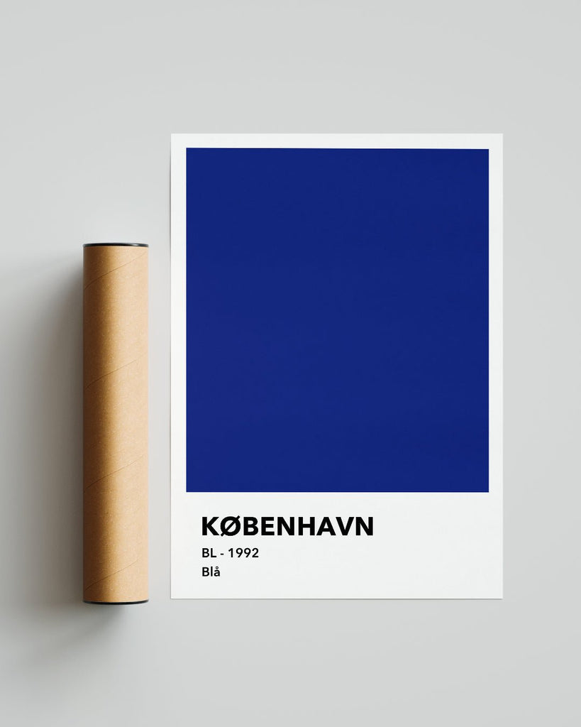 En F.C. København fodbold plakat med deres blå farve fra Colors kollektionen ved siden af emballage - Olé Olé