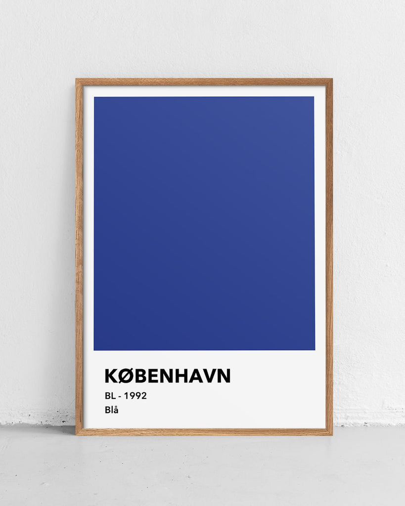 En F.C. København fodbold plakat med deres blå farve fra Colors kollektionen stående på et gulv - Olé Olé