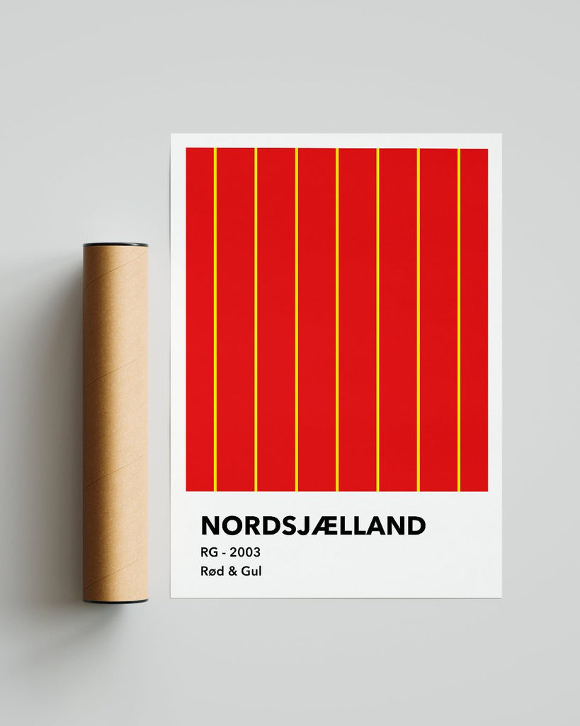En F.C. Nordsjælland fodbold plakat med deres røde og gule farver fra Colors kollektionen ved siden af emballage - Olé Olé