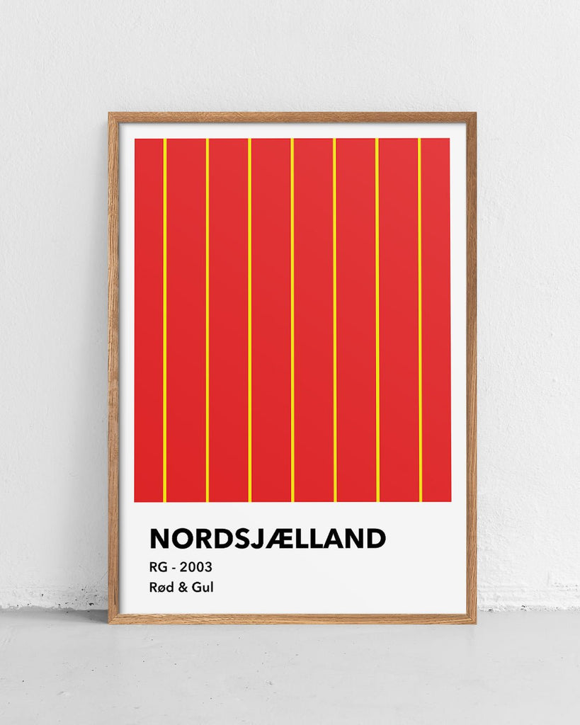 En F.C. Nordsjælland fodbold plakat med deres røde og gule farver fra Colors kollektionen stående på et gulv - Olé Olé