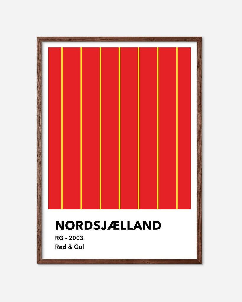En F.C. Nordsjælland fodbold plakat med deres røde og gule farver fra Colors kollektionen i en mørk egetræsramme - Olé Olé
