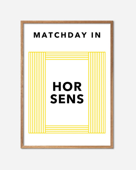 Matchday in Horsens fodbold plakat med gule linjer i egetræsramme