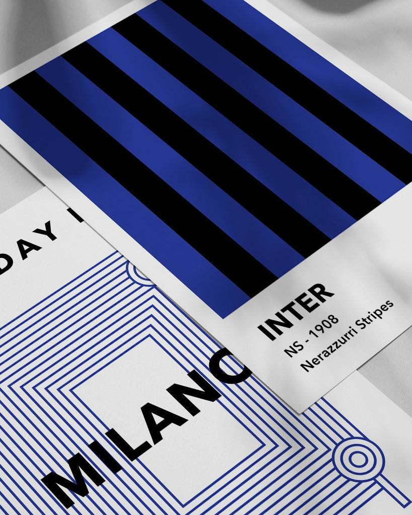 En Inter fodbold plakat med deres blå og sorte striber fra Colors kollektionen ved siden af en anden plakat - Olé Olé