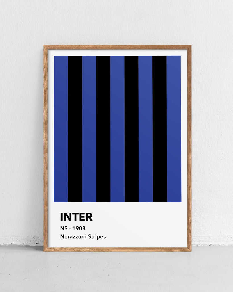 En Inter fodbold plakat med deres blå og sorte striber fra Colors kollektionen stående på et gulv - Olé Olé