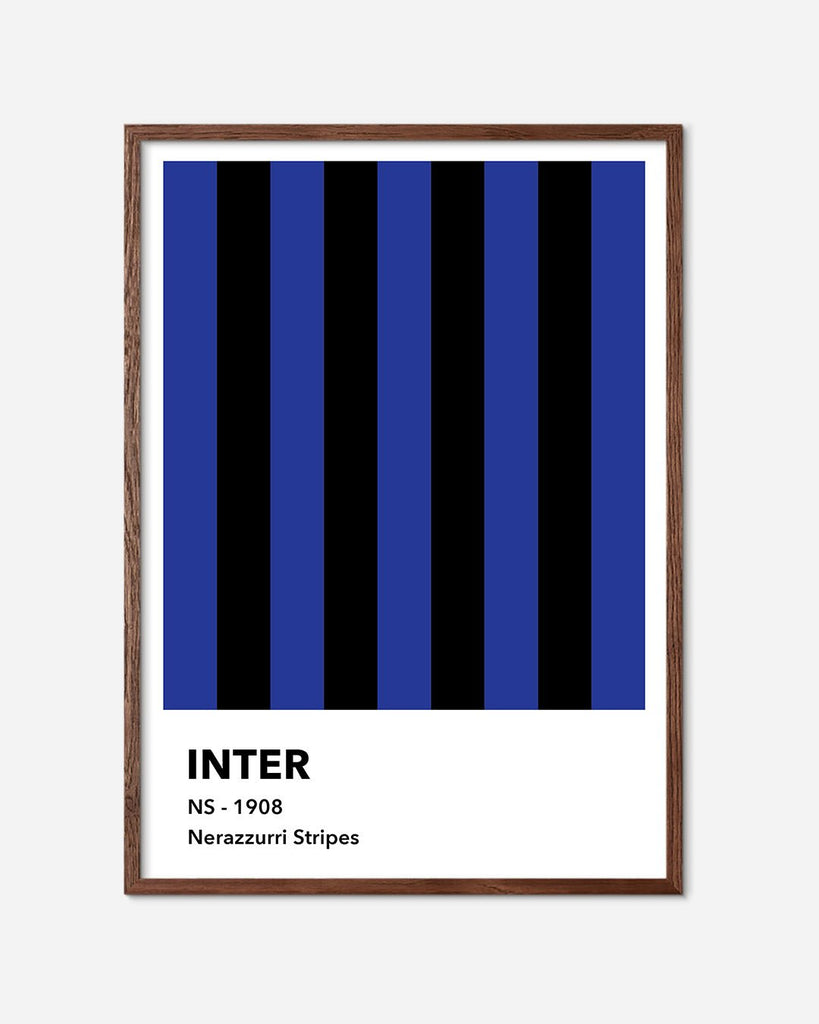 En Inter fodbold plakat med deres blå og sorte striber fra Colors kollektionen i en mørk egetræsramme - Olé Olé
