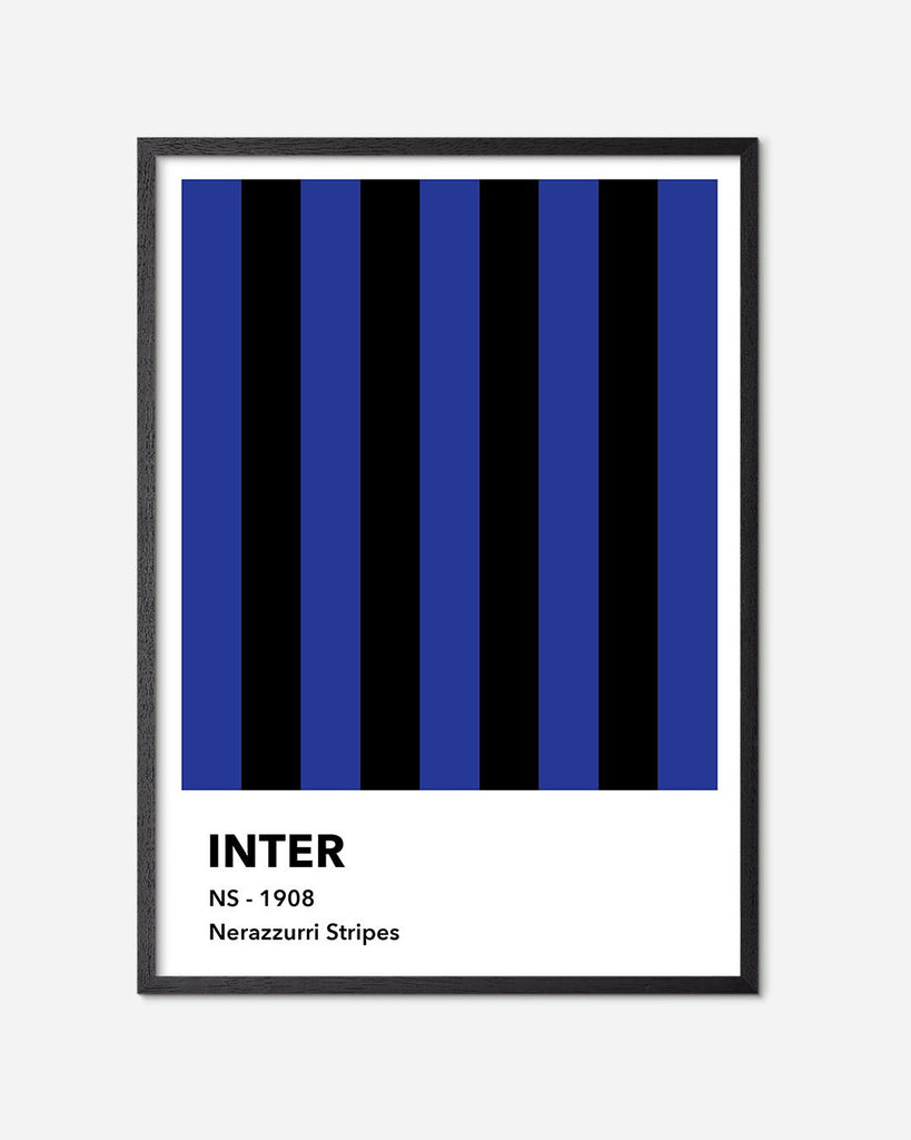 En Inter fodbold plakat med deres blå og sorte striber fra Colors kollektionen i en sort egetræsramme - Olé Olé
