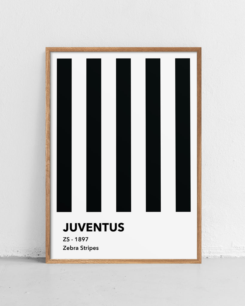 En Juventus F.C. fodbold plakat med deres zebra striber fra Colors kollektionen stående på et gulv - Olé Olé