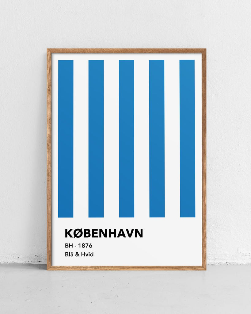 En KB fodbold plakat med deres blå og hvide striber fra Colors kollektionen stående på et gulv - Olé Olé