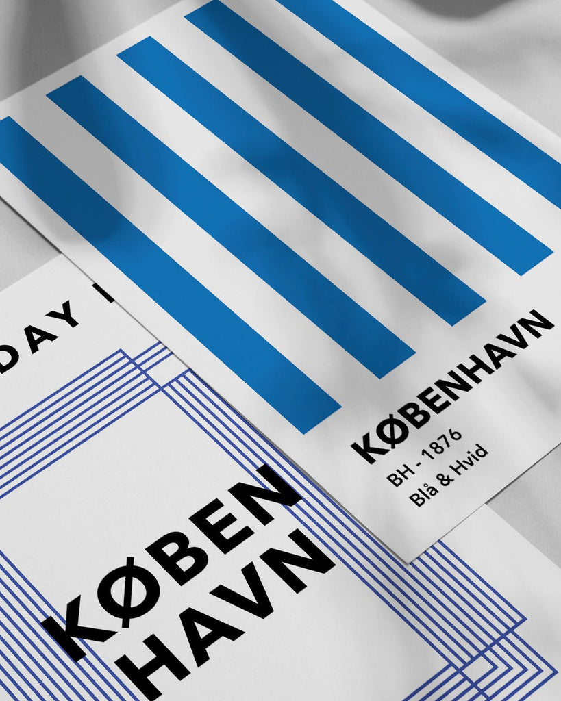 En KB fodbold plakat med deres blå og hvide striber fra Colors kollektionen ved siden af en anden plakat - Olé Olé