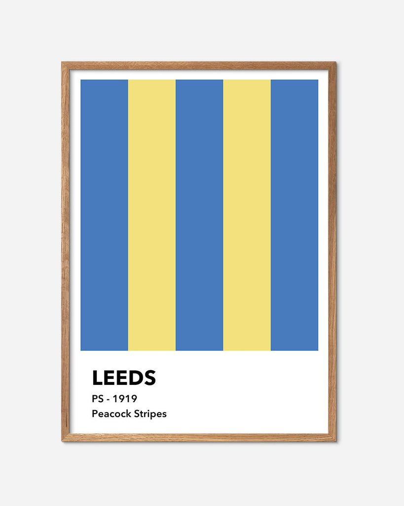 En Leeds United F.C. fodbold plakat med deres påfugle striber fra Colors kollektionen i en egetræsramme - Olé Olé