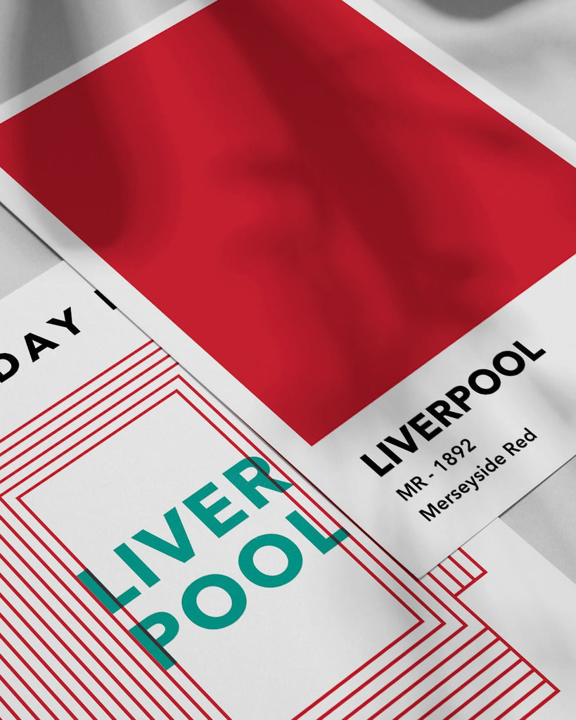 En Liverpool F.C. fodbold plakat med deres røde farve fra Colors kollektionen ved siden af en anden plakat - Olé Olé