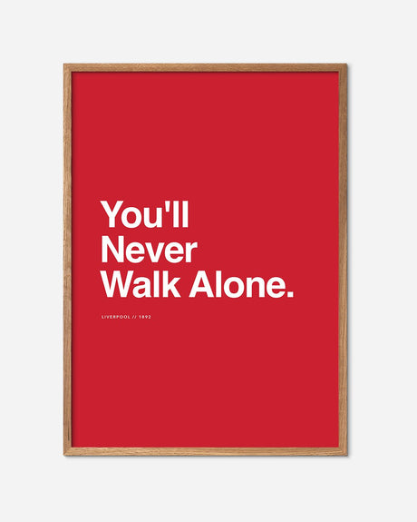 Liverpool motto fodbold plakat med teksten 'You'll Never Walk Alone' i egetræsramme