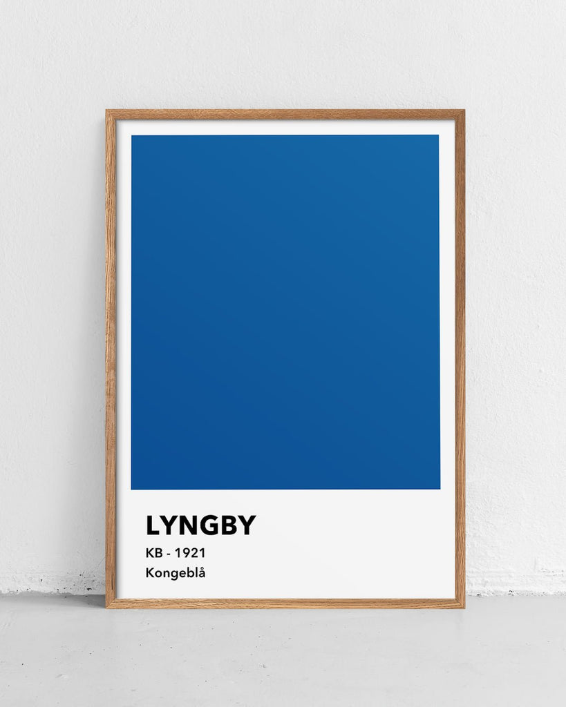 En Lyngby B.K. fodbold plakat med deres kongeblå farve fra Colors kollektionen stående på et gulv - Olé Olé