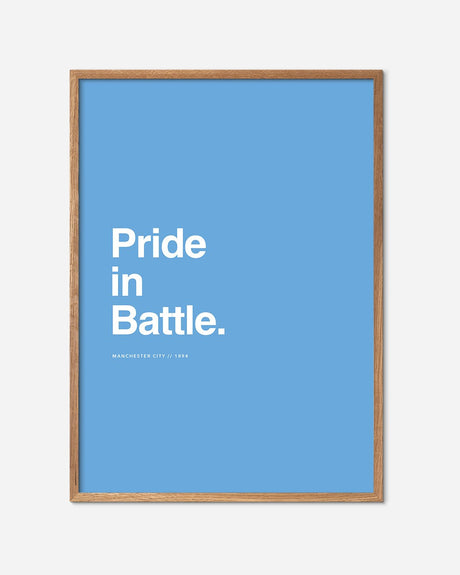 Manchester City fodboldplakat med teksten 'Pride in Battle' og egetræsramme