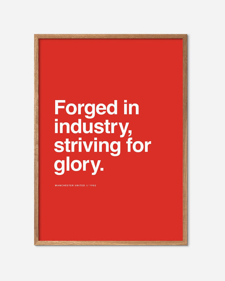 Rød fodbold plakat med Manchester United motto, hvid tekst og egetræsramme