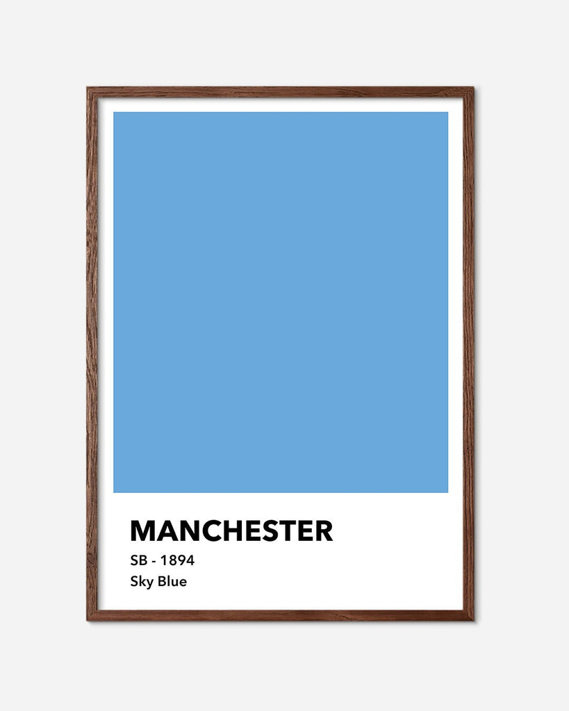 En Manchester City fodbold plakat med deres lyseblå farve fra Colors kollektionen i en mørk egetræsramme - Olé Olé