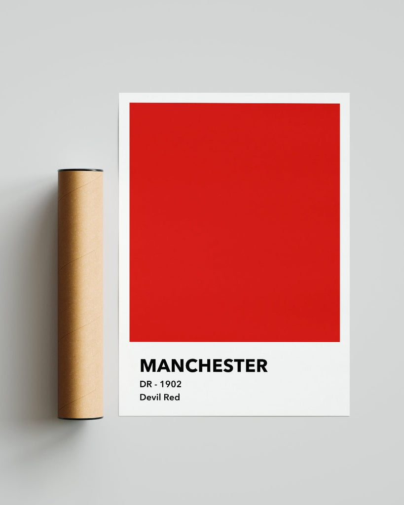 En Manchester United fodbold plakat med deres røde farve fra Colors kollektionen ved siden af emballage - Olé Olé