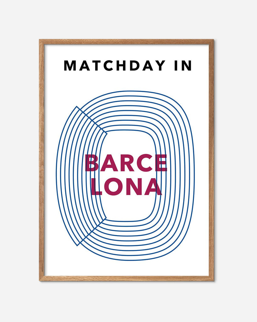 En F.C. Barcelona fodbold plakat med Camp Nou fra Matchday kollektionen i en egetræsramme - Olé Olé