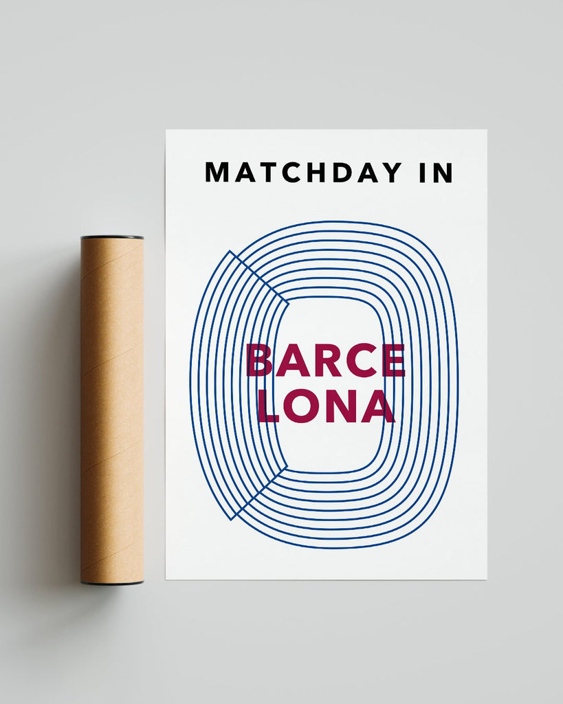 En F.C. Barcelona fodbold plakat med Camp Nou fra Matchday kollektionen ved siden af emballage - Olé Olé