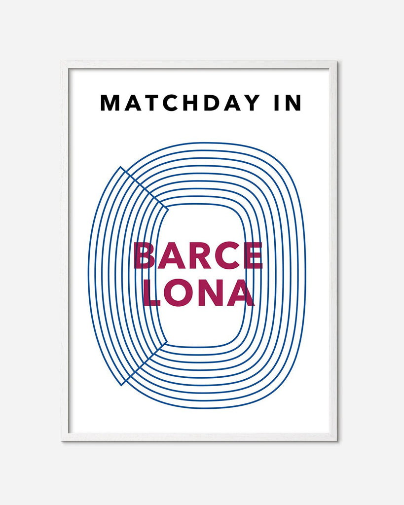 En F.C. Barcelona fodbold plakat med Camp Nou fra Matchday kollektionen i en hvid egetræsramme - Olé Olé