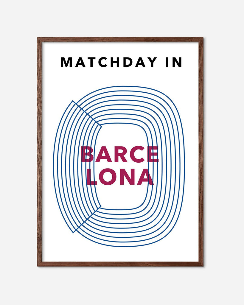 En F.C. Barcelona fodbold plakat med Camp Nou fra Matchday kollektionen i en mørk egetræsramme - Olé Olé