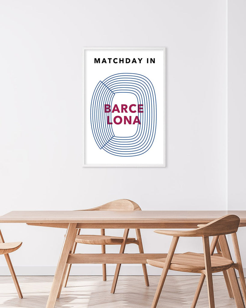En F.C. Barcelona fodbold plakat med Camp Nou fra Matchday kollektionen hængende i en stue - Olé Olé
