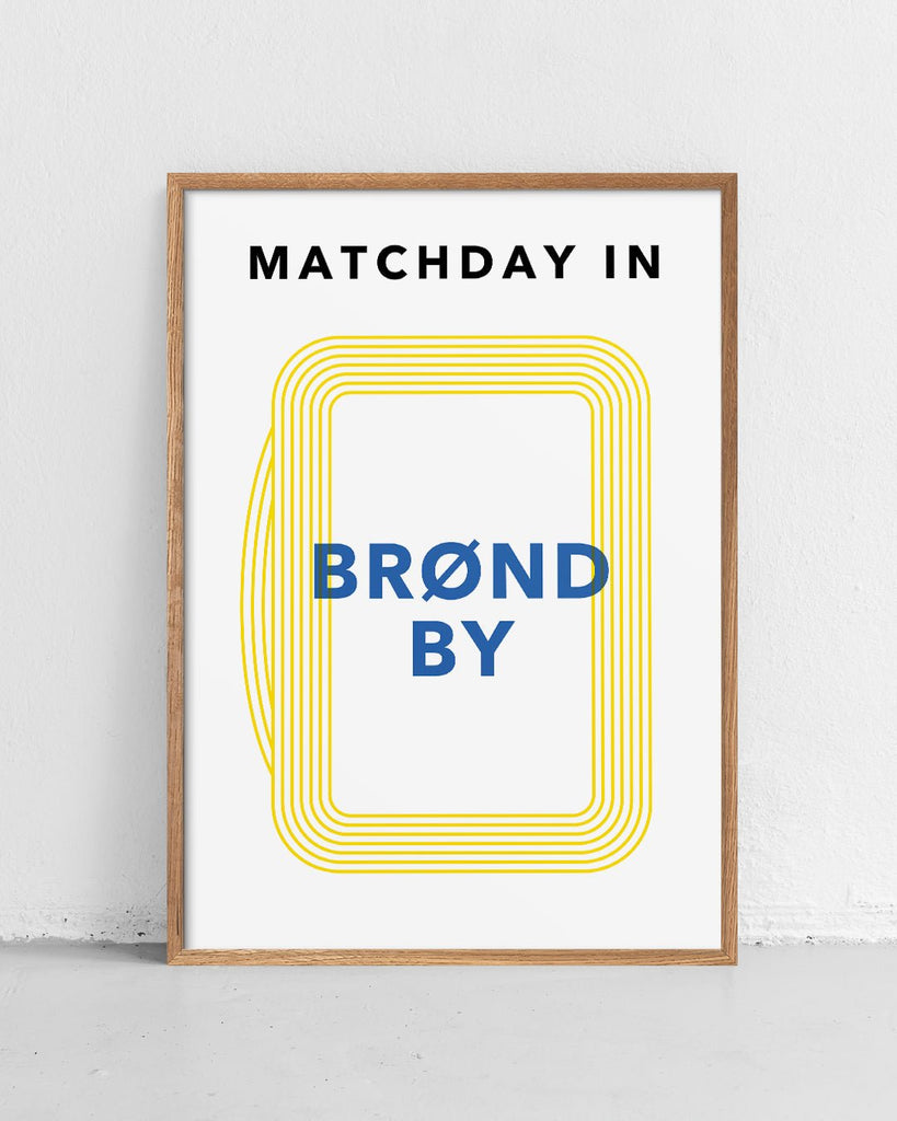 En Brøndby I.F. fodbold plakat med Brøndby Stadion fra Matchday kollektionen stående på et gulv - Olé Olé