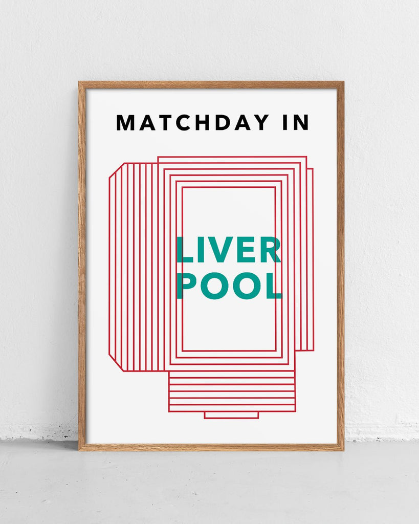 En Liverpool F.C. fodbold plakat med Anfield fra Matchday kollektionen stående på et gulv - Olé Olé