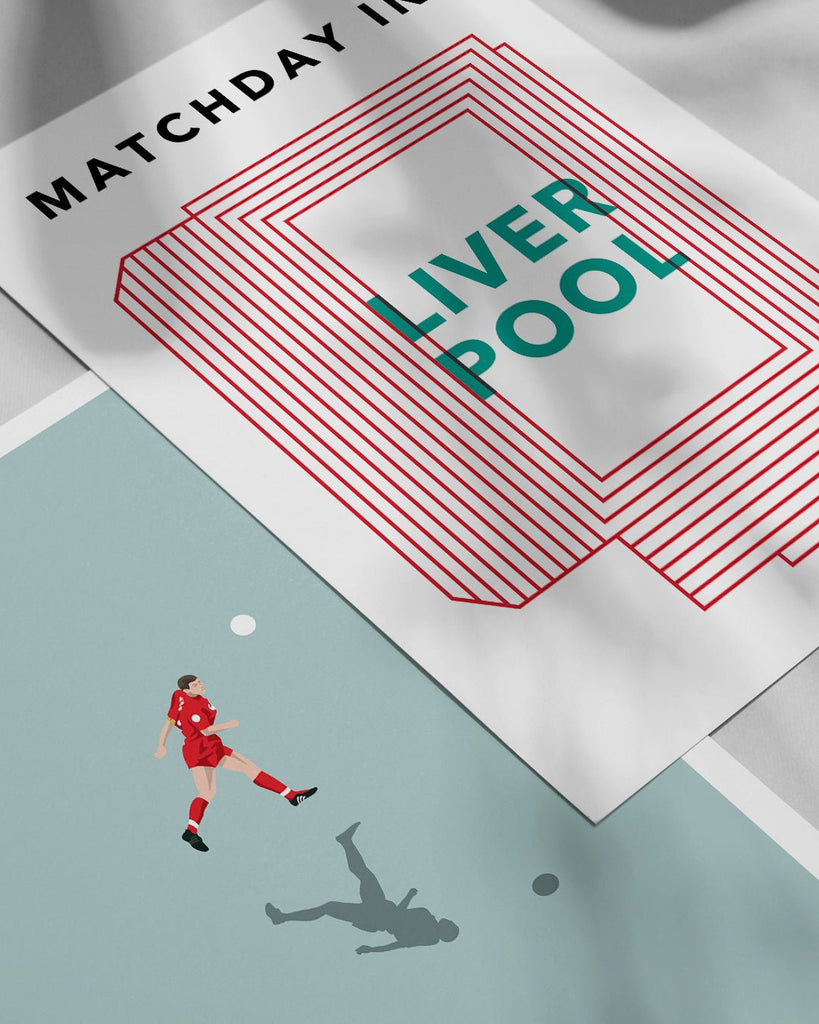 En Liverpool F.C. fodbold plakat med Anfield fra Matchday kollektionen ved siden af en anden plakat - Olé Olé