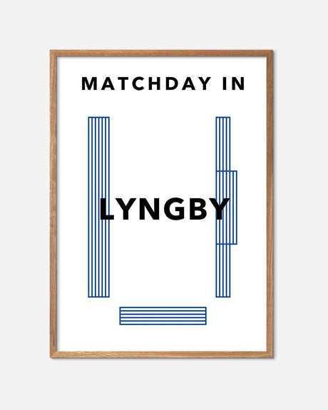En Lyngby B.K. fodbold plakat med Lyngby Stadion fra Matchday kollektionen i en egetræsramme - Olé Olé