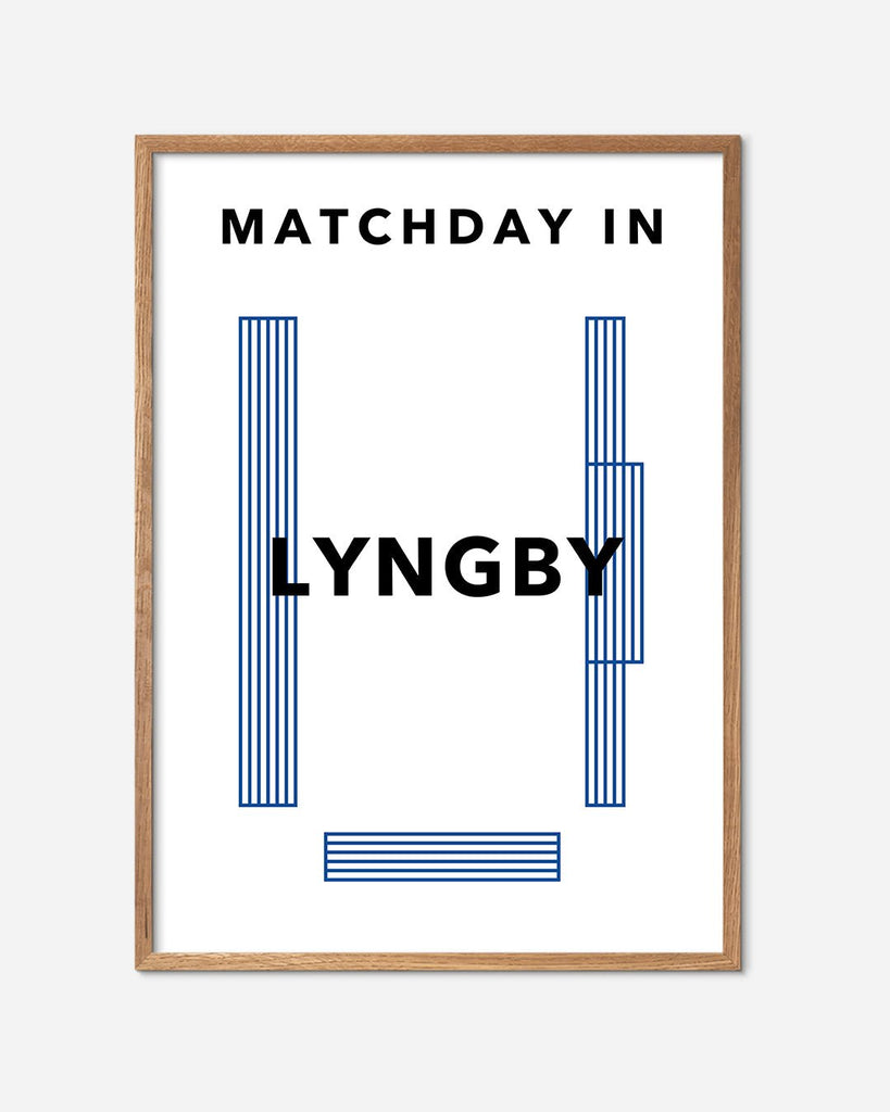 En Lyngby B.K. fodbold plakat med Lyngby Stadion fra Matchday kollektionen i en egetræsramme - Olé Olé