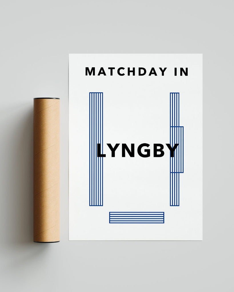 En Lyngby B.K. fodbold plakat med Lyngby Stadion fra Matchday kollektionen ved siden af emballage - Olé Olé