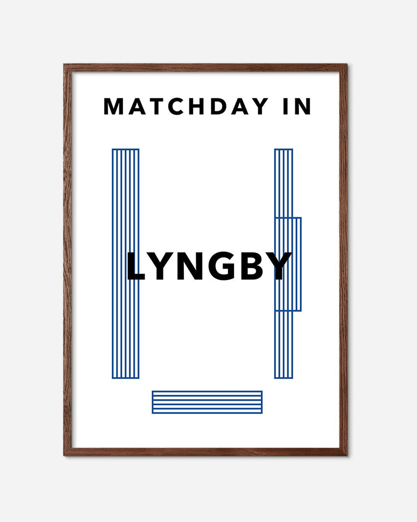 En Lyngby B.K. fodbold plakat med Lyngby Stadion fra Matchday kollektionen i en mørk egetræsramme - Olé Olé