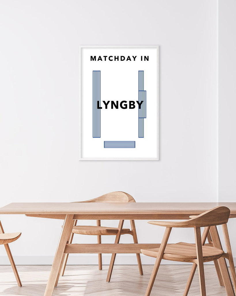 En Lyngby B.K. fodbold plakat med Lyngby Stadion fra Matchday kollektionen hængende i en stue - Olé Olé