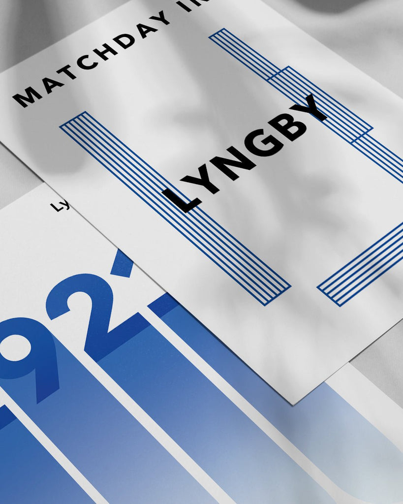 En Lyngby B.K. fodbold plakat med Lyngby Stadion fra Matchday kollektionen ved siden af en anden plakat - Olé Olé