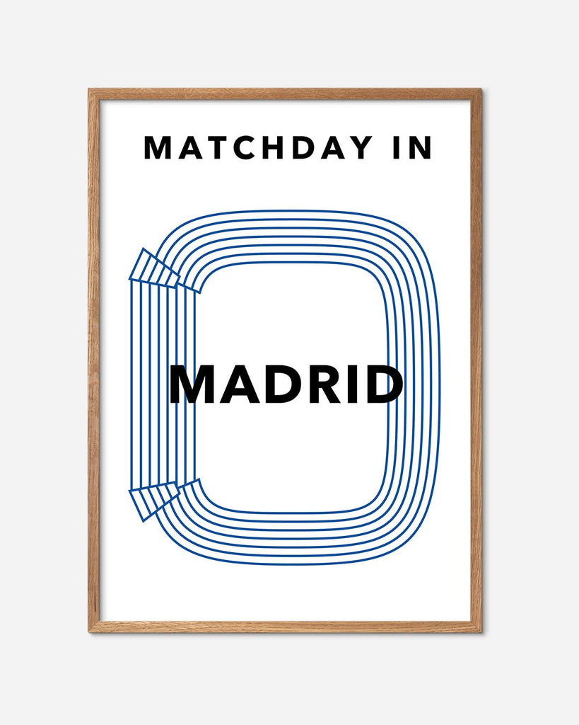 En Real Madrid fodbold plakat med Santiago Bernabeu fra Matchday kollektionen i en egetræsramme - Olé Olé