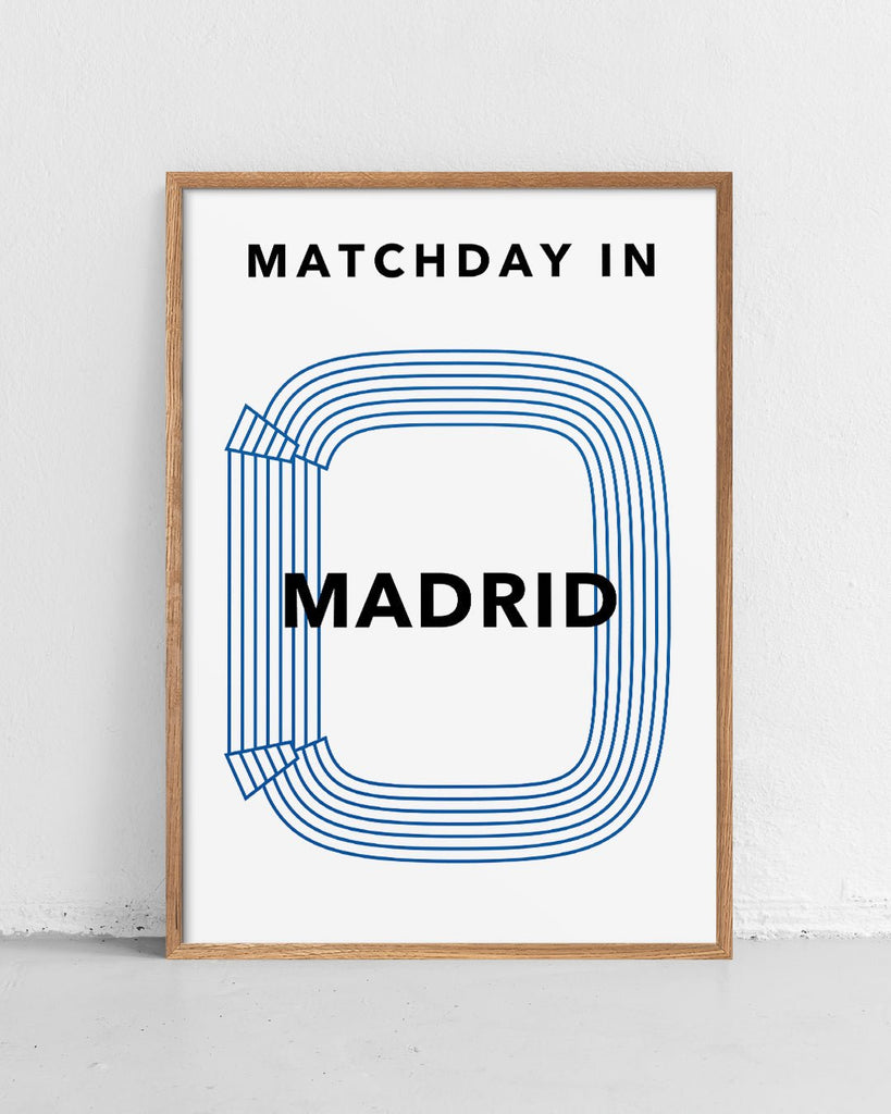 En Real Madrid fodbold plakat med Santiago Bernabeu fra Matchday kollektionen stående på et gulv - Olé Olé
