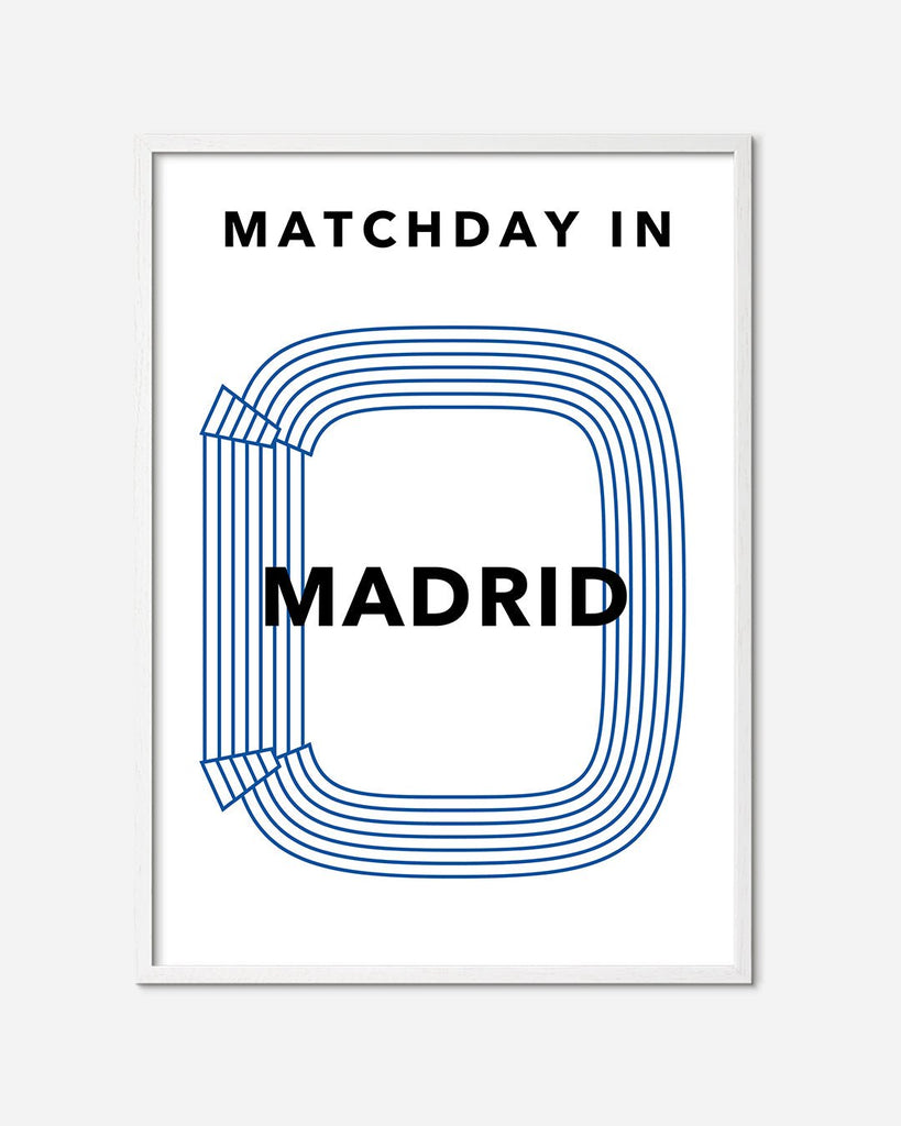 En Real Madrid fodbold plakat med Santiago Bernabeu fra Matchday kollektionen i en hvid egetræsramme - Olé Olé