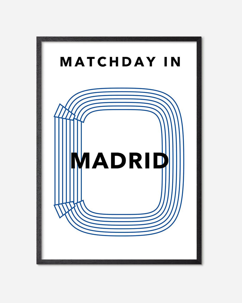 En Real Madrid fodbold plakat med Santiago Bernabeu fra Matchday kollektionen i en sort egetræsramme - Olé Olé