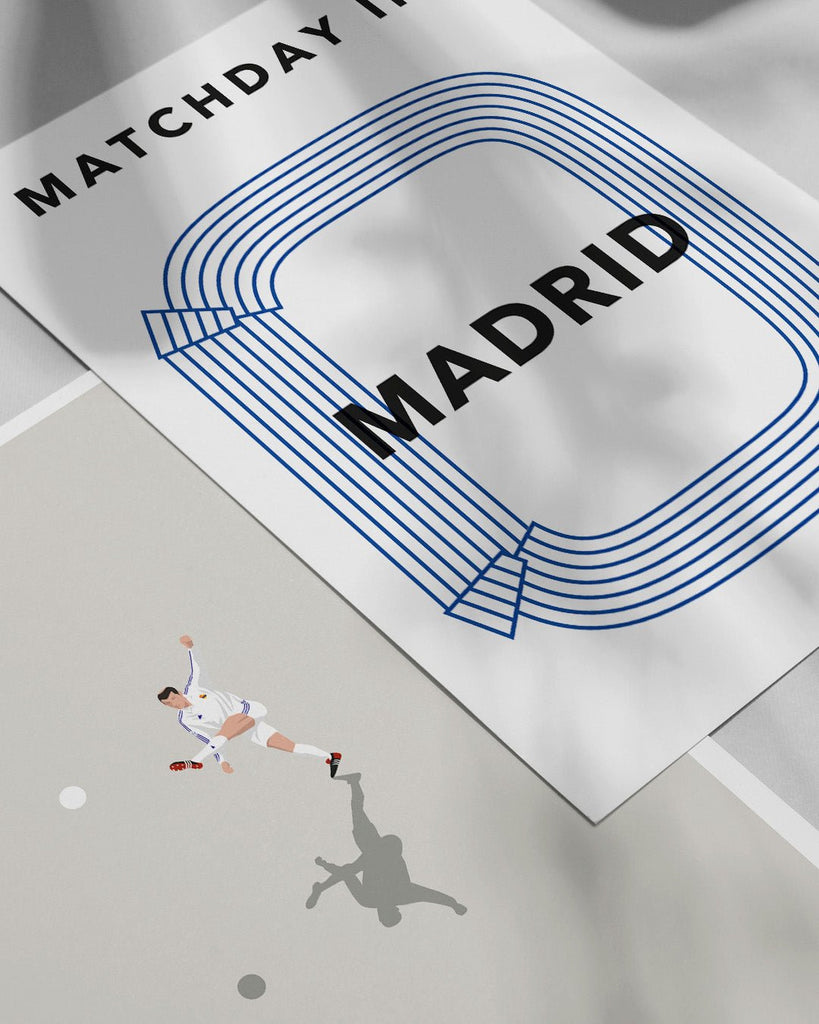En Real Madrid fodbold plakat med Santiago Bernabeu fra Matchday kollektionen ved siden af en anden plakat - Olé Olé