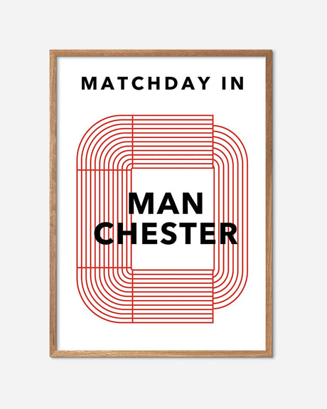 En Manchester United fodbold plakat med Old Trafford fra Matchday kollektionen i en egetræsramme - Olé Olé