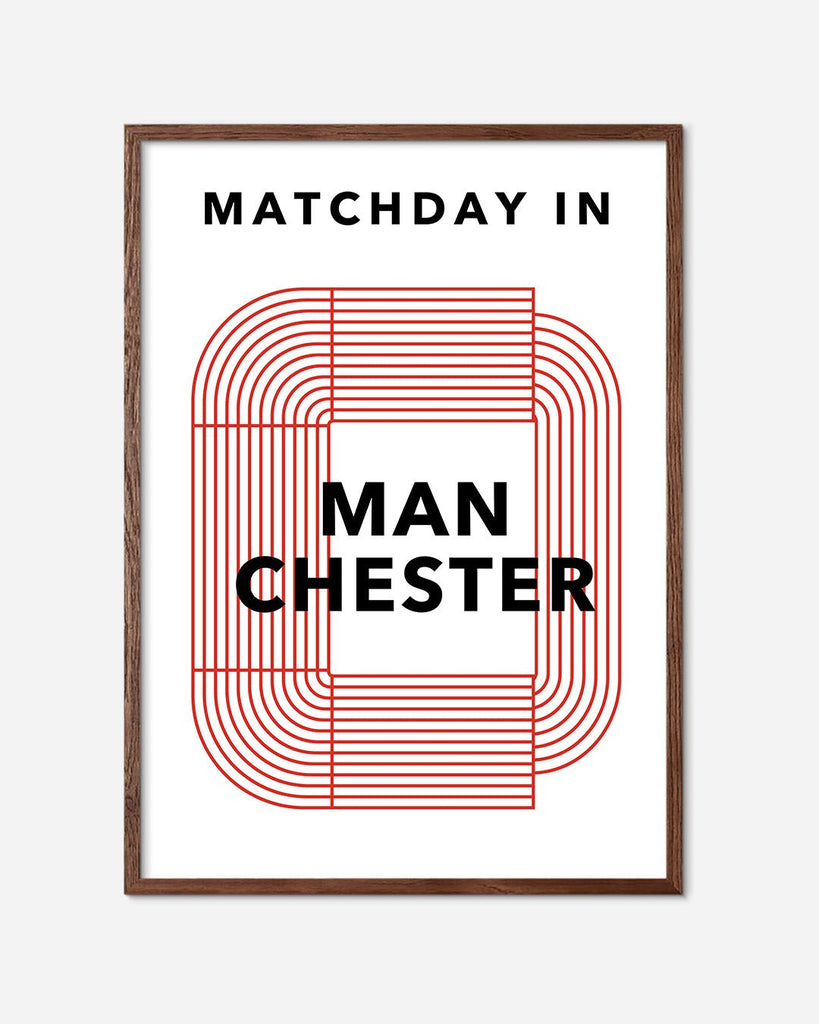 En Manchester United fodbold plakat med Old Trafford fra Matchday kollektionen i en mørk egetræsramme - Olé Olé