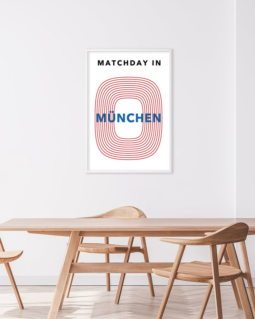 En Bayern München fodbold plakat med Allianz Arena fra Matchday kollektionen hængende i en stue - Olé Olé