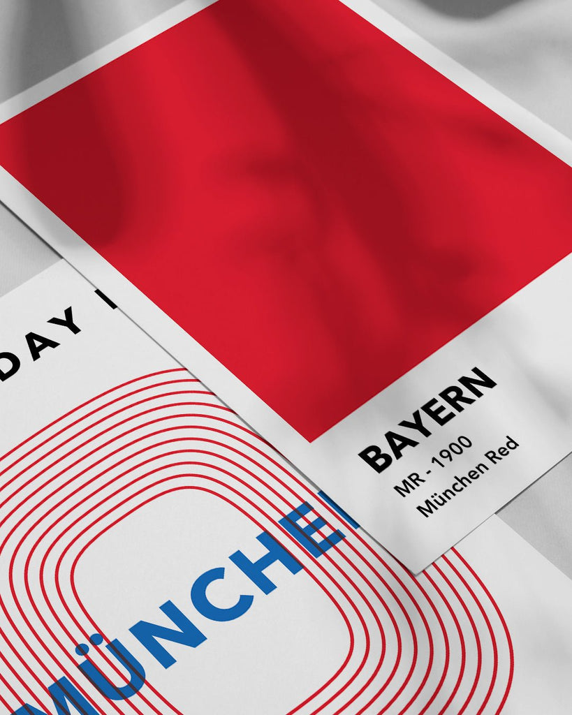 En Bayern München fodbold plakat med Allianz Arena fra Matchday kollektionen ved siden af en anden plakat - Olé Olé