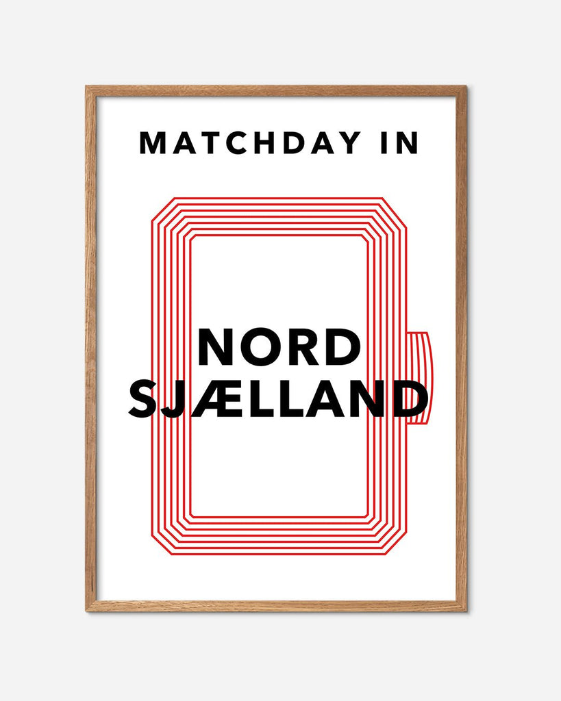 En F.C. Nordsjælland fodbold plakat med Nordsjællands stadion fra Matchday kollektionen i en egetræsramme - Olé Olé