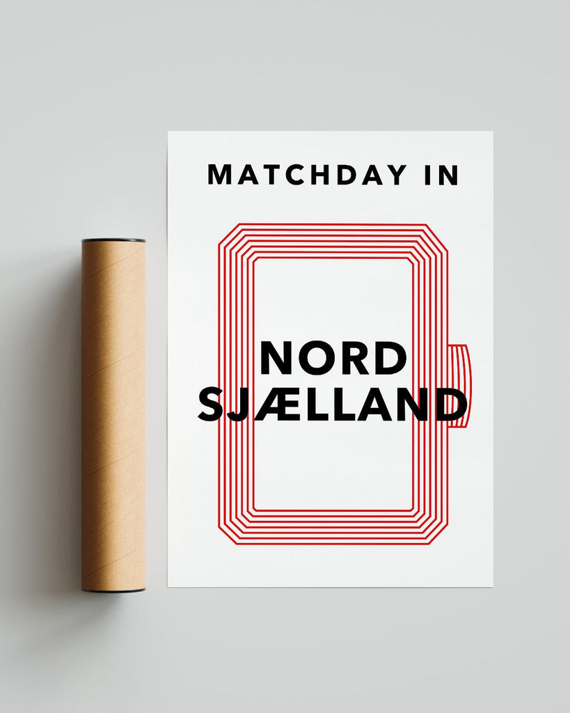 En F.C. Nordsjælland fodbold plakat med Nordsjællands stadion fra Matchday kollektionen ved siden af emballage - Olé Olé