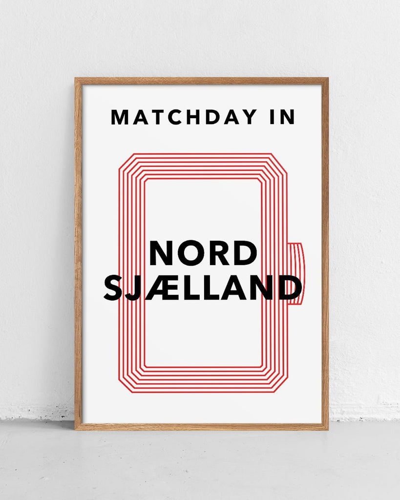 En F.C. Nordsjælland fodbold plakat med Nordsjællands stadion fra Matchday kollektionen stående på et gulv - Olé Olé