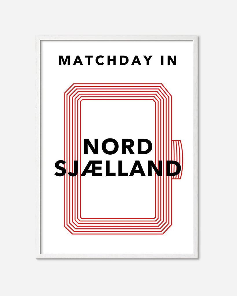 En F.C. Nordsjælland fodbold plakat med Nordsjællands stadion fra Matchday kollektionen i en hvid egetræsramme - Olé Olé